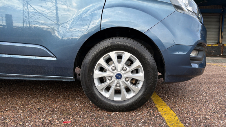 Ford Transit Custom 300 L2 Diesel Fwd 2.0 EcoBlue 130ps Low Roof D/Cab Limited Van